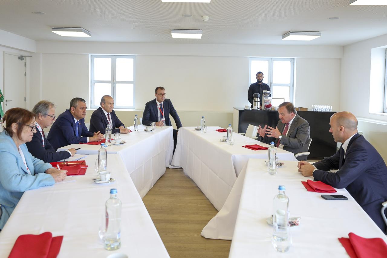 CHP Lideri Özgür Özel, Brüksel’de PES Başkanı Stefan Löfven ve PES Genel Sekreteri Giacomo Filibeck ile Bir Araya Geldi