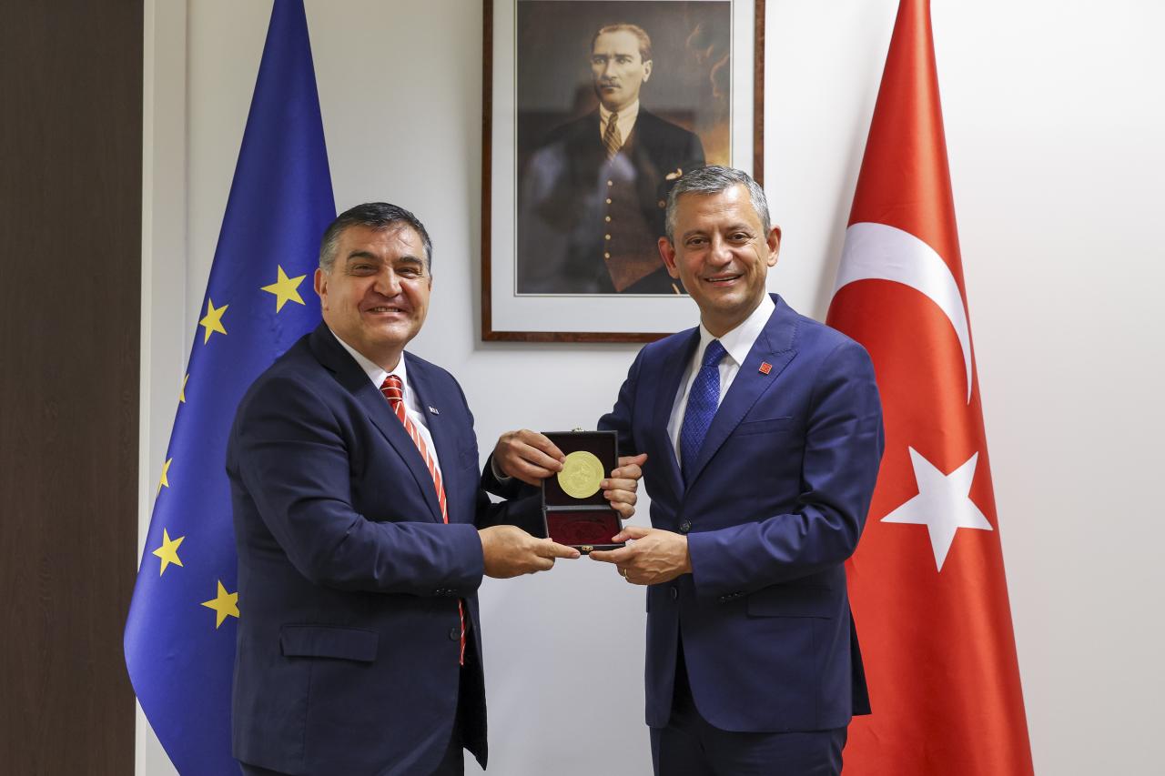 CHP Genel Başkanı Özgür Özel, Brüksel’de Büyükelçi Faruk Kaymakçı’yı Ziyaret Etti