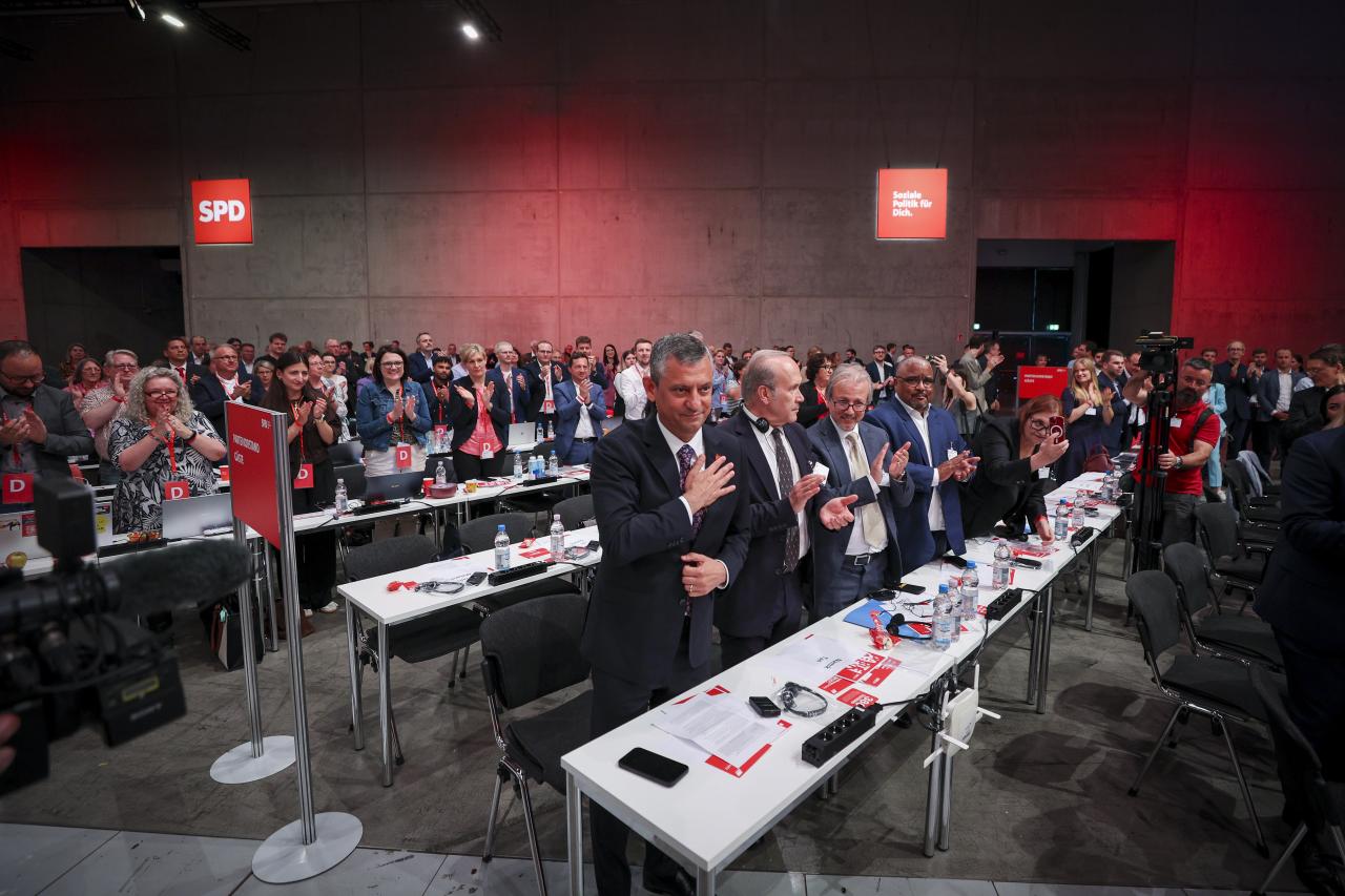 CHP Lideri Özgür Özel; Berlin’de SPD Kongresine Katıldı, Martin Schulz ile Bir Araya Geldi