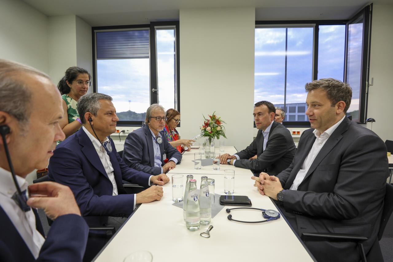 CHP Genel Başkanı Özgür Özel, Berlin’de SPD Eş Genel Başkanı Lars Klingbeil ile Bir Araya Geldi