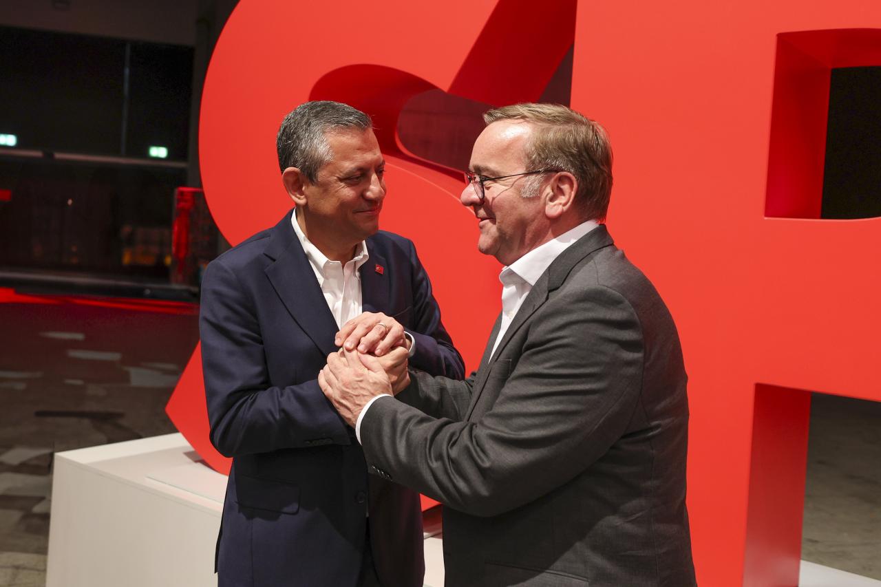 CHP Genel Başkanı Özgür Özel, Berlin’de Almanya Savunma Bakanı Boris Pistorius ile Bir Araya Geldi