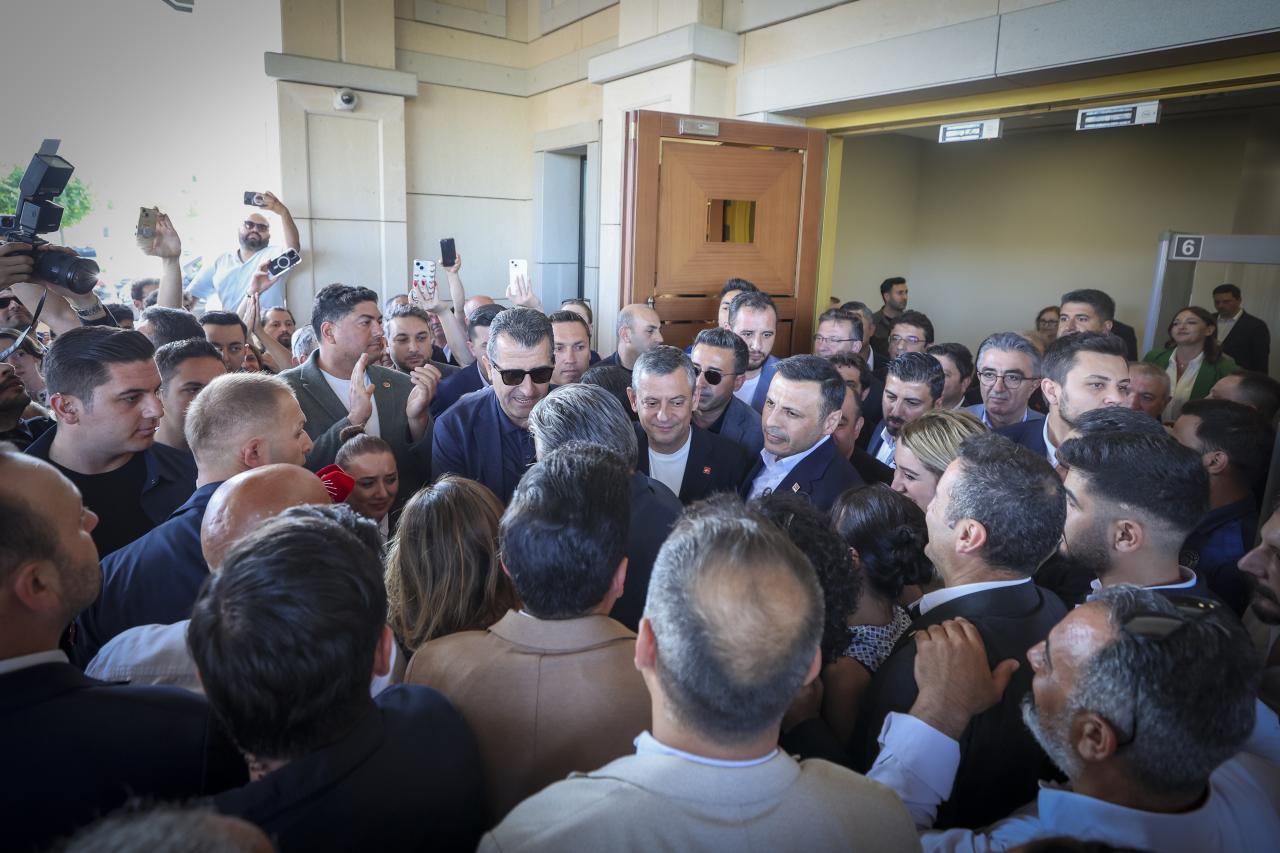 CHP Genel Başkanı Özgür Özel, İstanbul Havalimanında Vatandaşlar Tarafından Karşılandı