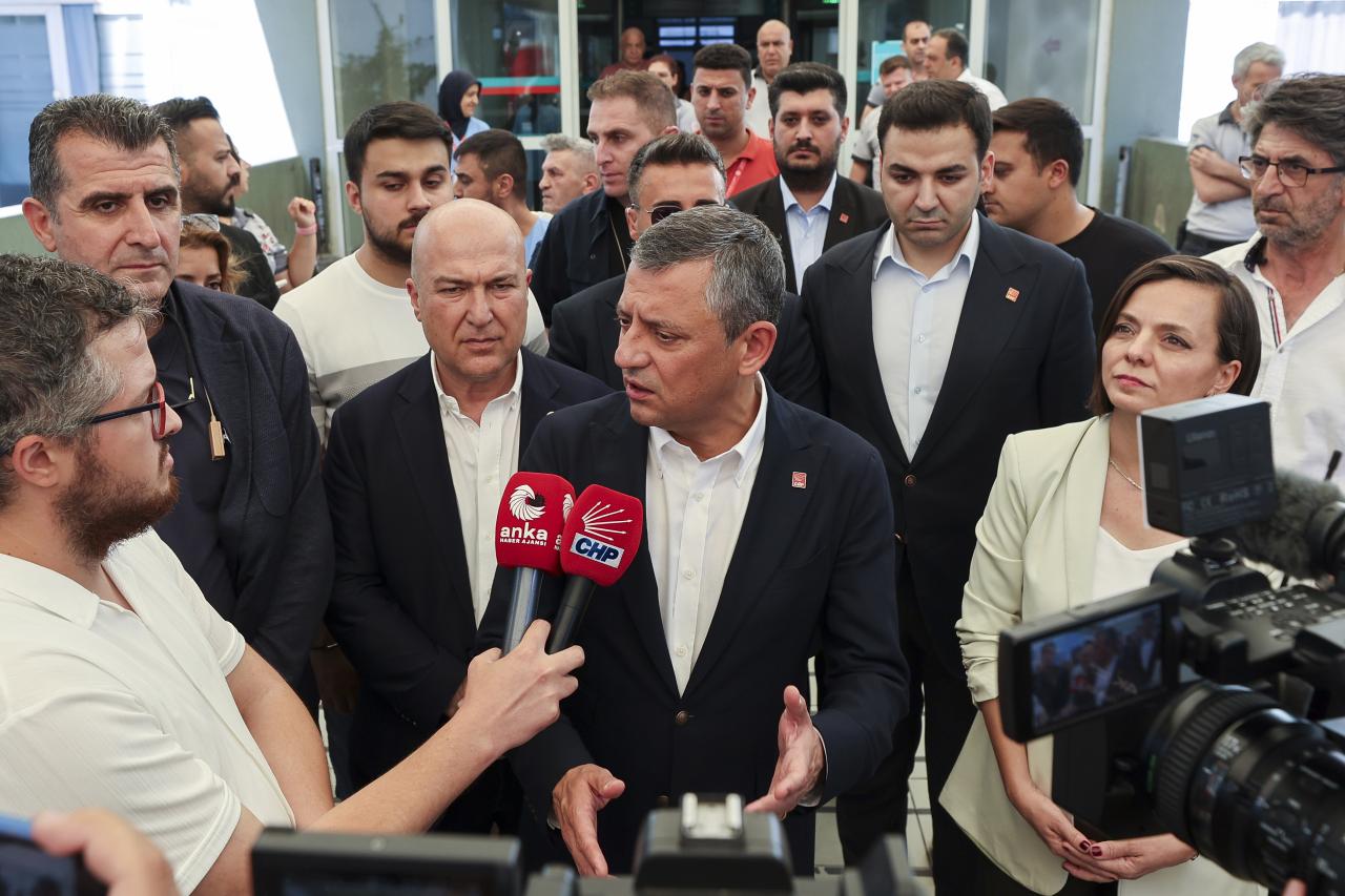 CHP Genel Başkanı Özgür Özel, Mehmet Murat Çalık’ı Tedavi Gördüğü Hastanede Ziyaret Etti