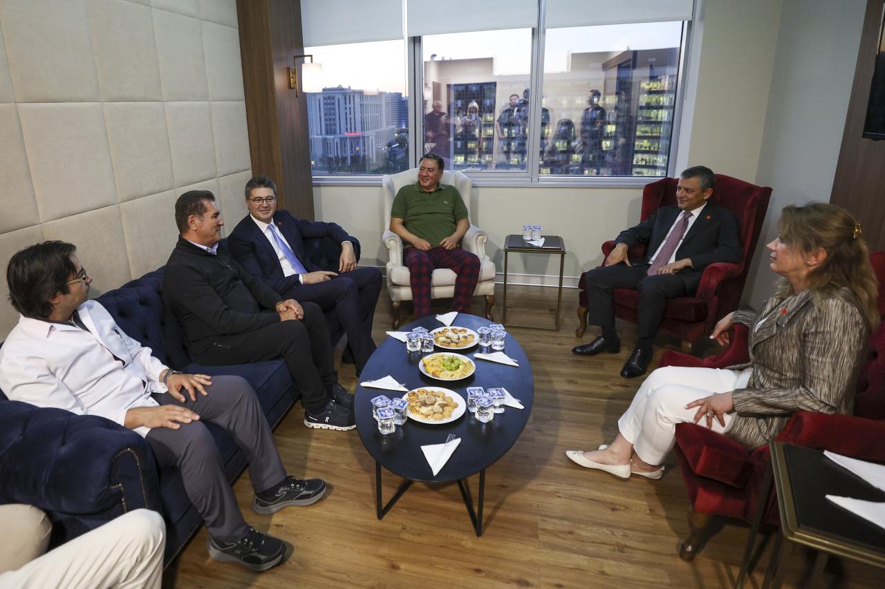 CHP Genel Başkanı Özgür Özel, CHP Grup Başkanvekili Murat Emir’i Ziyaret Etti