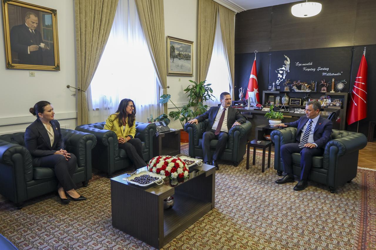 CHP Genel Başkanı Özgür Özel, TİP Genel Başkanı Erkan Baş ile Bir Araya Geldi