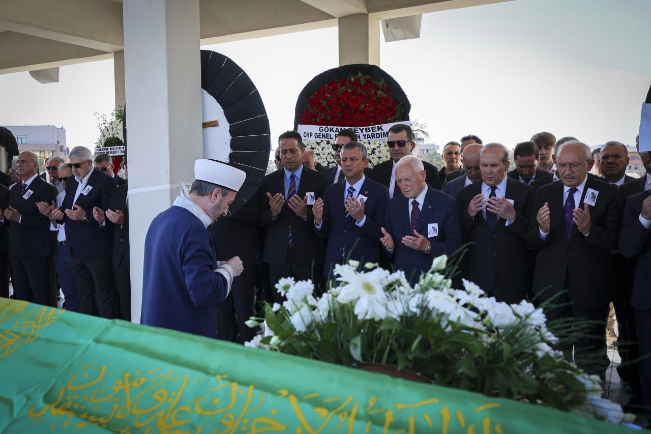 CHP Lideri Özgür Özel, CHP Genel Başkan Yardımcısı Namık Tan’ın Annesi Günsel Tan’ın Cenaze Törenine Katıldı