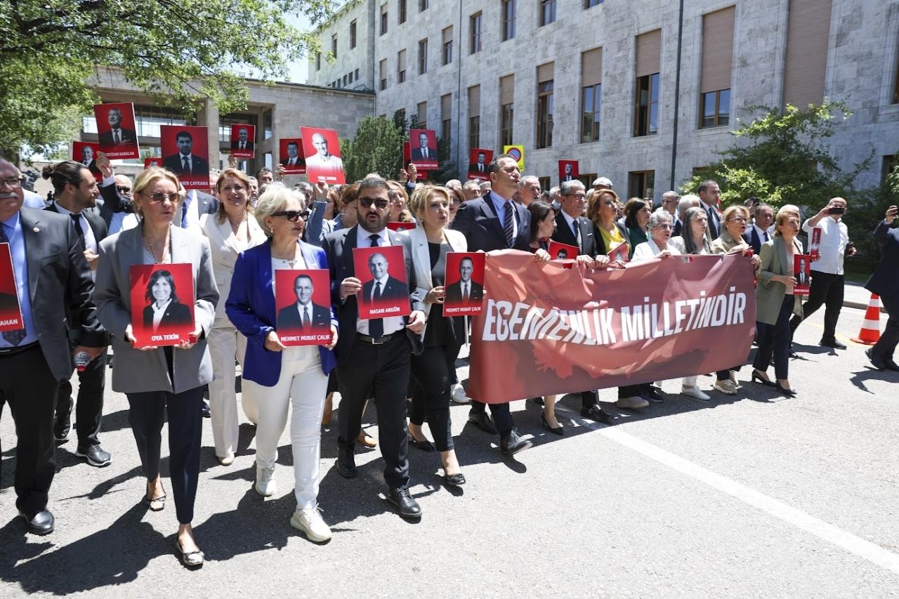CHP Milletvekilleri Adalet Bakanlığı’na Yürüdü… Gökhan Günaydın: ‘Tutuklu Belediye Başkanlarımız Aramızda!’