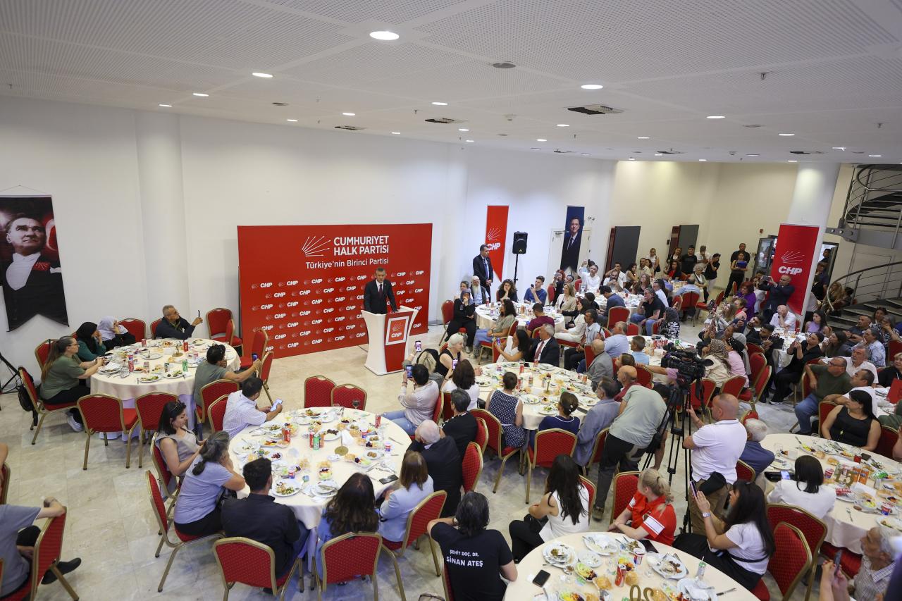 CHP Genel Başkanı Özgür Özel, Adalet Arayan Aileler ile Bir Araya Geldi