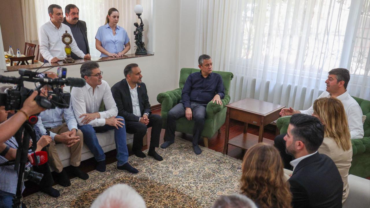 CHP Genel Başkanı Özgür Özel, Adıyaman Belediye Başkanı Abdurrahman Tutdere’yi Ziyaret Etti