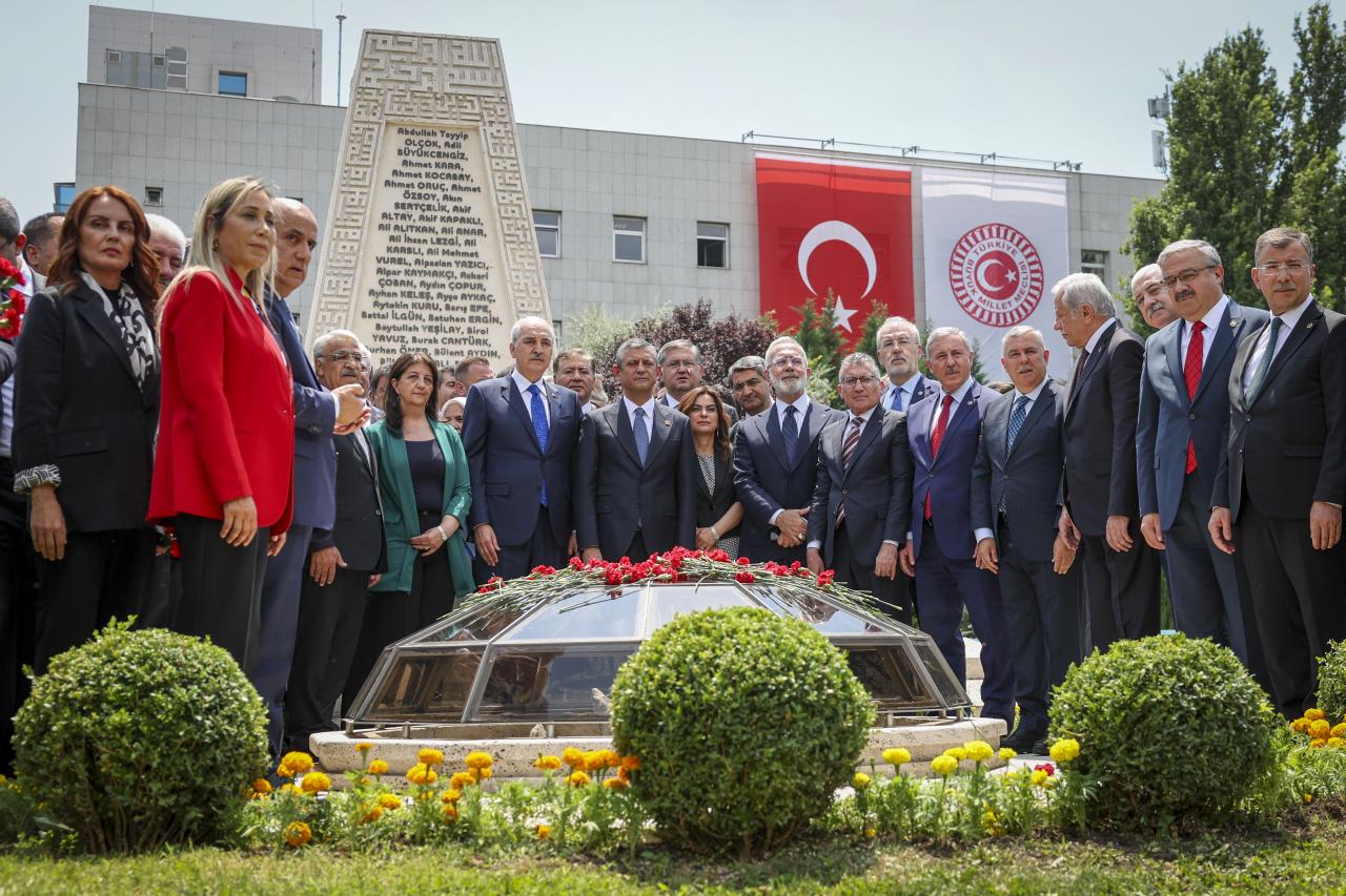 CHP Genel Başkanı Özgür Özel, TBMM 15 Temmuz Şehitler Anıtındaki Anma Törenine Katıldı
