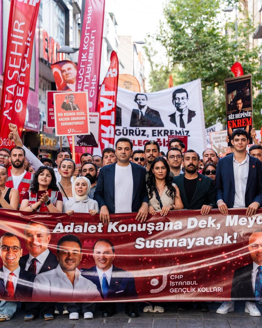 CHP Gençlik Kolları’ndan Kartal’da Özgürlük Korteji