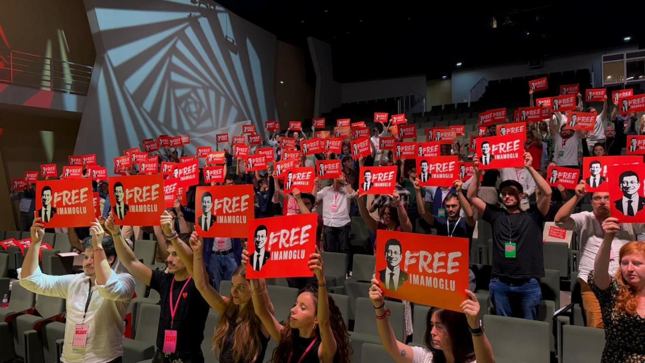 CHP Gençlik Kolları Paris'te… Genç Avrupalı Sosyalistler Kongresi’nde: “Free İmamoğlu” Dövizi Kaldırıldı