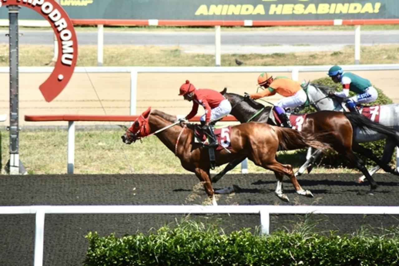 Prof. Raif Durak Koşusu’nda O Bir Çelik beyaz bayrak ayna yaptı