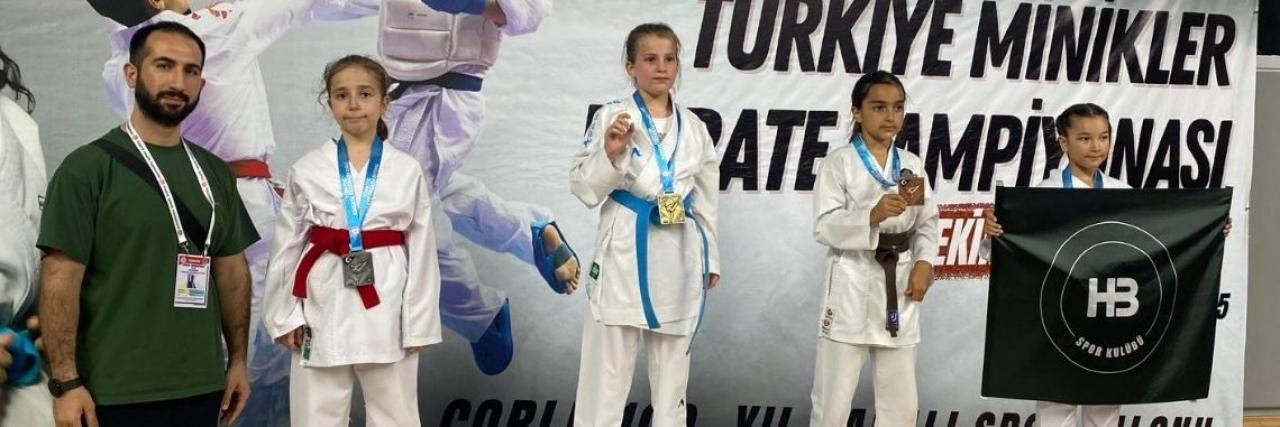 SARIYER BELEDİYESİ SPOR KULÜBÜ MİNİK KARATECİLERİNDEN ÜÇ KUPA