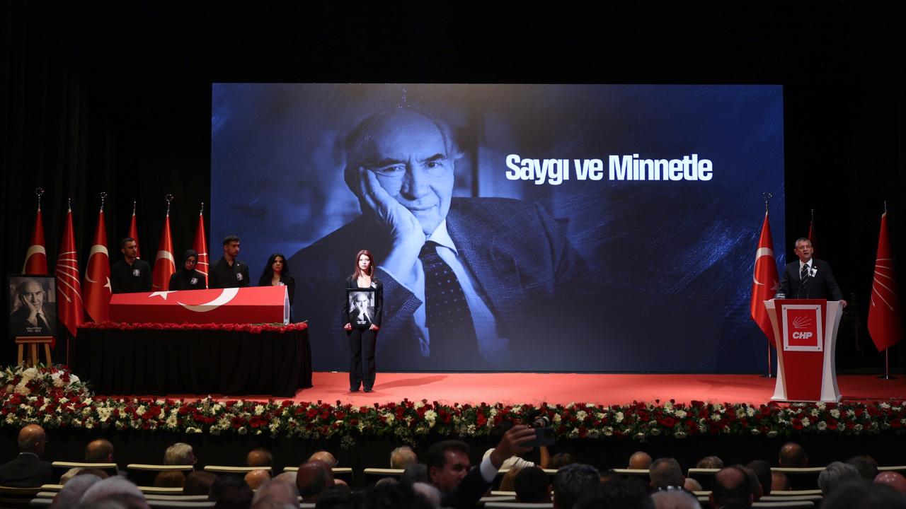 CHP Lideri Özgür Özel: “Yaşayan Bir Hafızayı, Ayaklı Bir Kütüphaneyi ve Nezaketin Ansiklopedisini Uğurluyoruz”