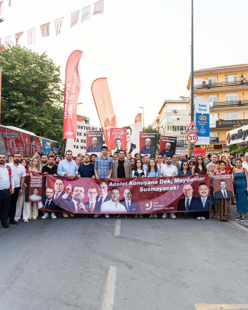 CHP Gençlik Kolları Bakırköy’de Tutsak Başkanlar İçin Özgürlük Korteji Düzenledi!