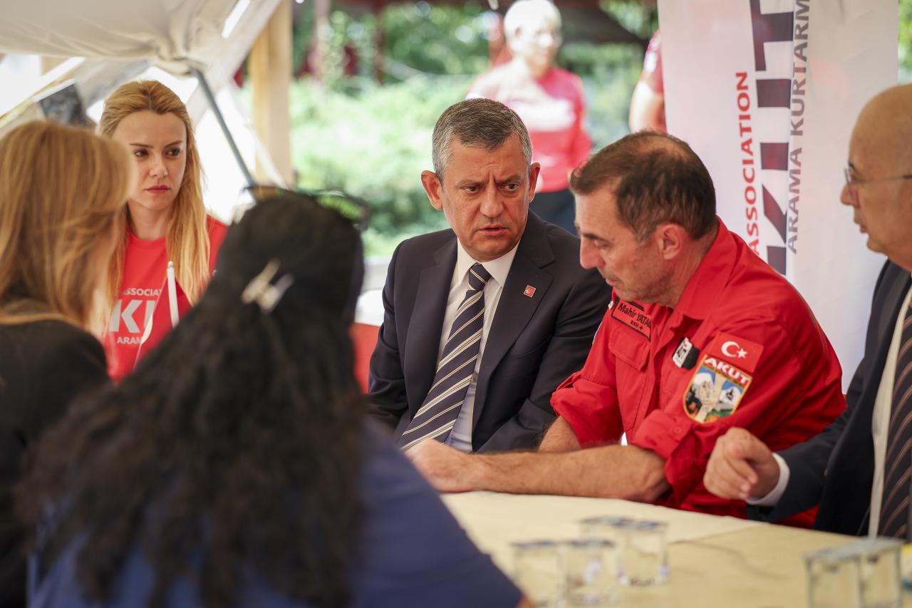 CHP Genel Başkanı Özgür Özel, Şehit AKUT Gönüllüleri İçin Taziye Ziyaretinde Bulundu