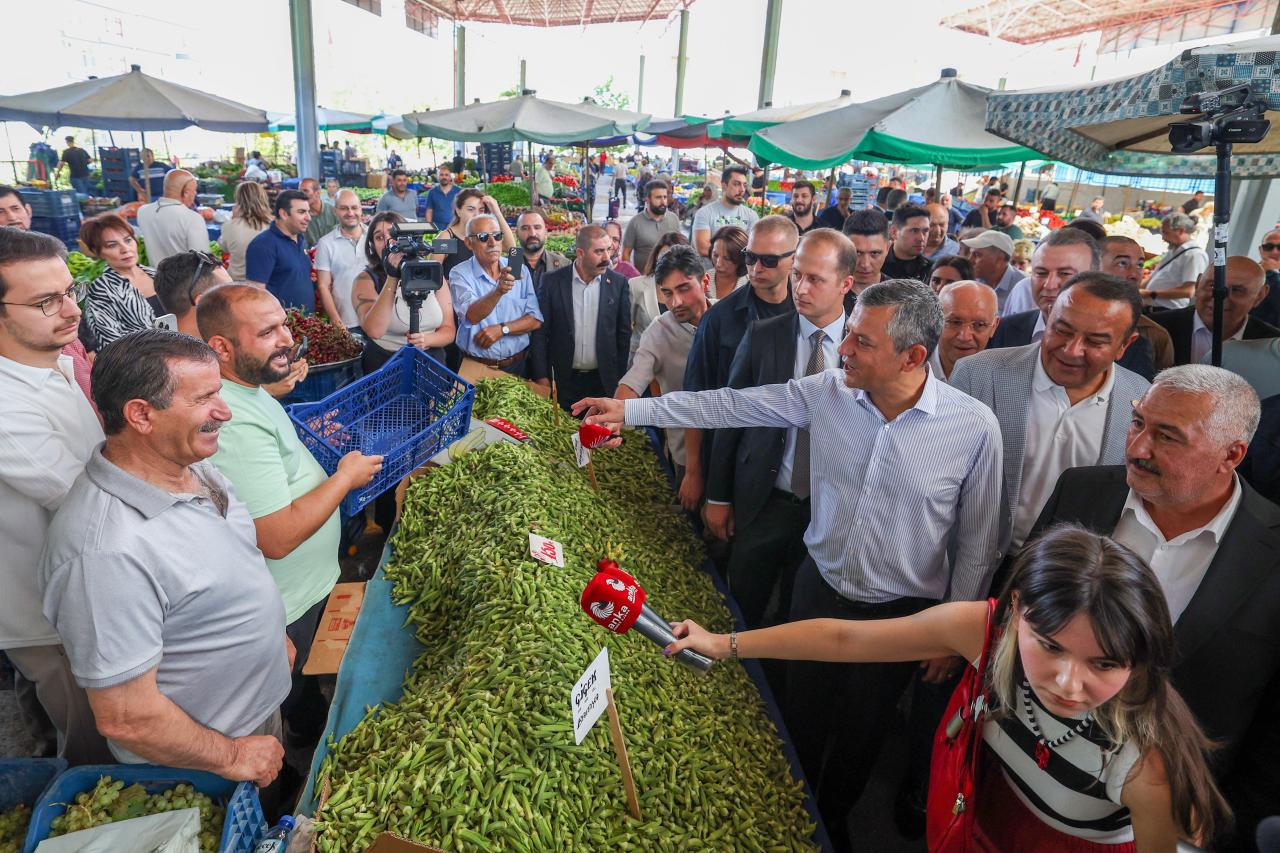 CHP Genel Başkanı Özgür Özel, Ankara’da Semt Pazarını Ziyaret Etti