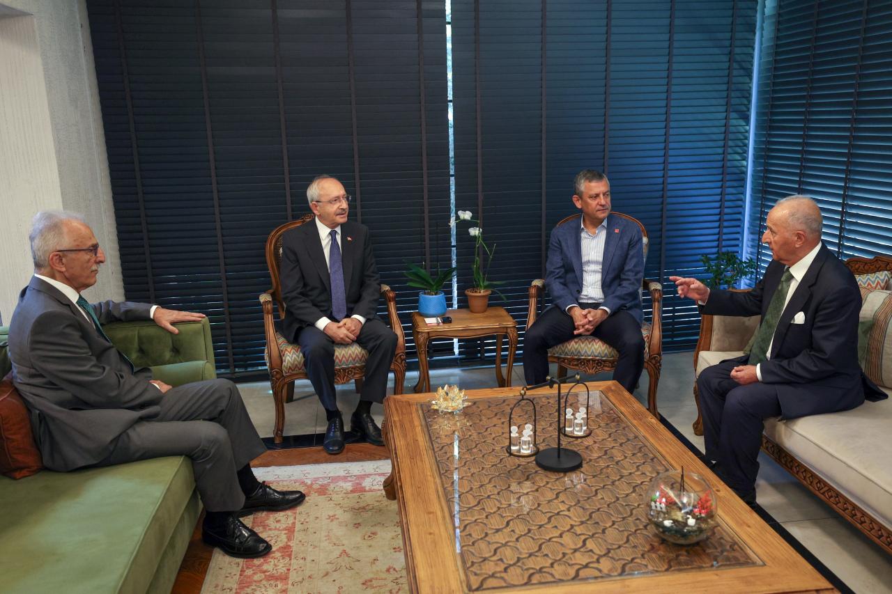CHP Genel Başkanı Özgür Özel, Kemal Kılıçdaroğlu’na Taziye Ziyaretinde Bulundu