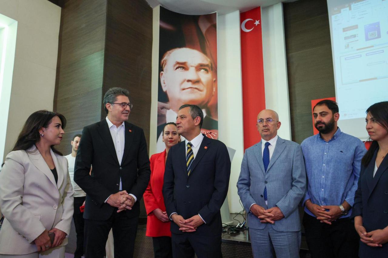 CHP Lideri Özgür Özel, 185.000 Sandık Sorumlusunu Arayarak Bilgilendirmede Bulunan Çağrı Merkezi Gönüllülerini Ziyaret Etti