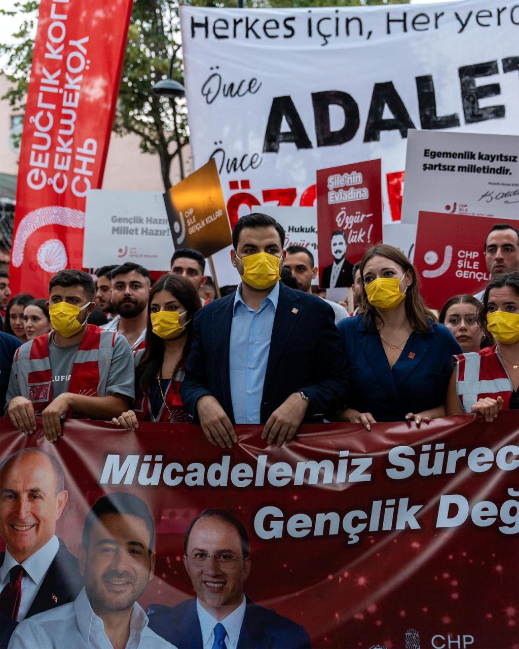 CHP’li Gençler Sarı Maskeleriyle Mehmet Murat Çalık’ın Hastalığına Dikkat Çekti