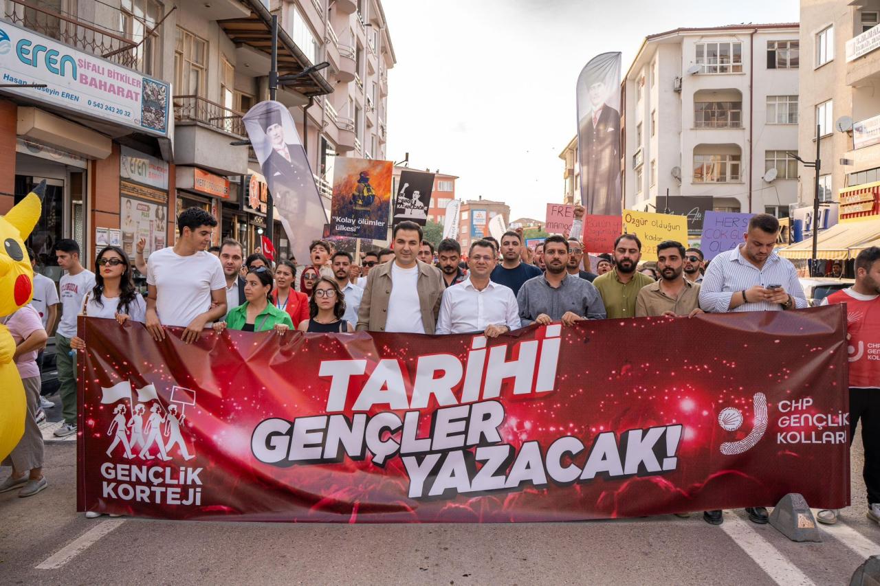 CHP’li Gençler Aksaray’da: “Her Yer Ekrem, Her Yer Direniş !”