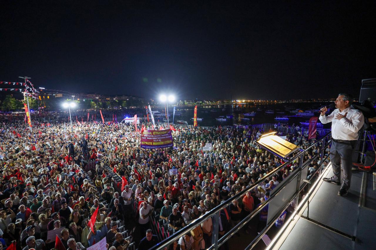 CHP Lideri Özgür Özel: “Bakan Yardımcın 10 Diplomayı Övünerek Yazmış, Torbacıyı Narkotik Şube Müdürü Yapmış Namussuzlar”