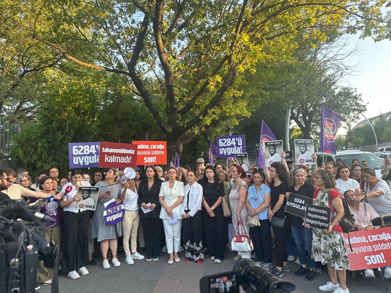 CHP Kadın Kolları'ndan TBMM Önünde Saliha Akkaş Protestosu: Meclis'i Derhal Göreve Çağırıyoruz, 6284'ü ve İstanbul Sözleşmesi'ni Uygulayın
