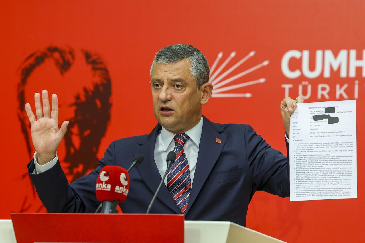 Cumhuriyet Halk Partisi Genel Başkanı Özgür Özel: “Lağım Patlamıştır, Sürdürmeye Çalışan Herkesin Üzerine Bulaşacaktır”