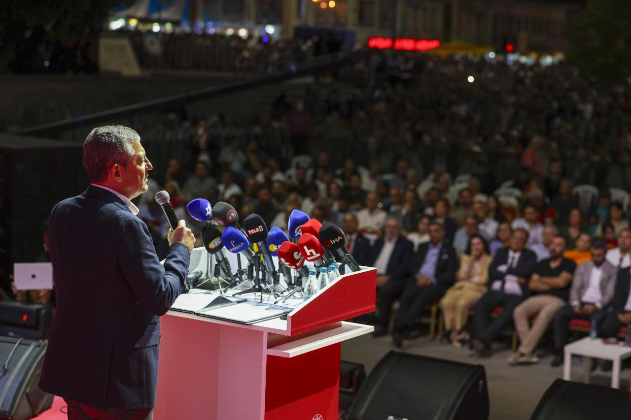CHP Lideri Özgür Özel: “CHP’nin Genel Başkanı Olarak Dergâhın Önündeki Karadutun Gölgesinde Durmaya Söz Veriyorum”