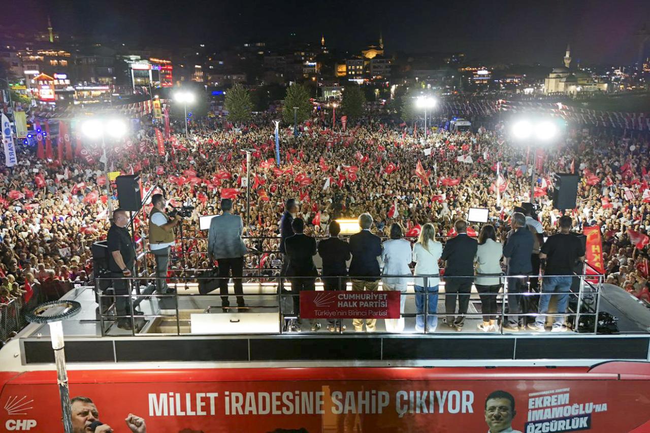 CHP Lideri Özgür Özel: “Yoksulun Hakkını Zenginden Almaya, Senin Hakkını Uzun Adamdan Almaya Geliyoruz”