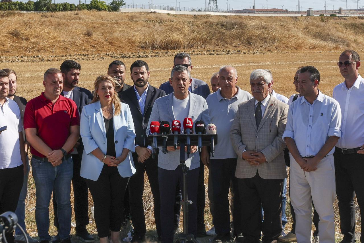 CHP Lideri Özgür Özel: “Meydanlar Kalabalıklaşırken, Sayın Erdoğan ve Görevlendirdikleri Yalnızlaşıyor ve Dizleri Titriyor”
