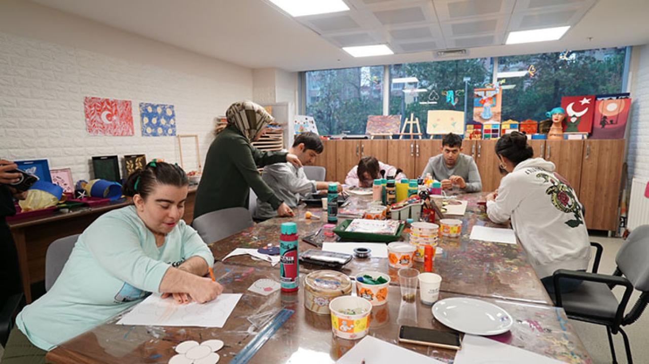 ENGELLİ BİREYLER KÂĞITHANE’DE SOSYAL VE SANATSAL BECERİLERİNİ GELİŞTİRİYOR