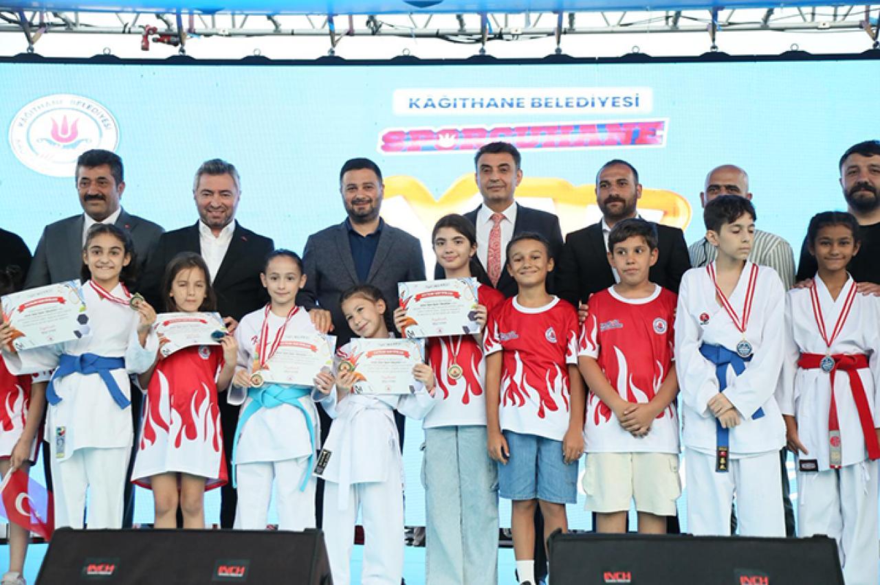 KAĞITHANE'DE 10 BİN ÇOCUK YAZ SPOR OKULLARINDAN MEZUN OLDU
