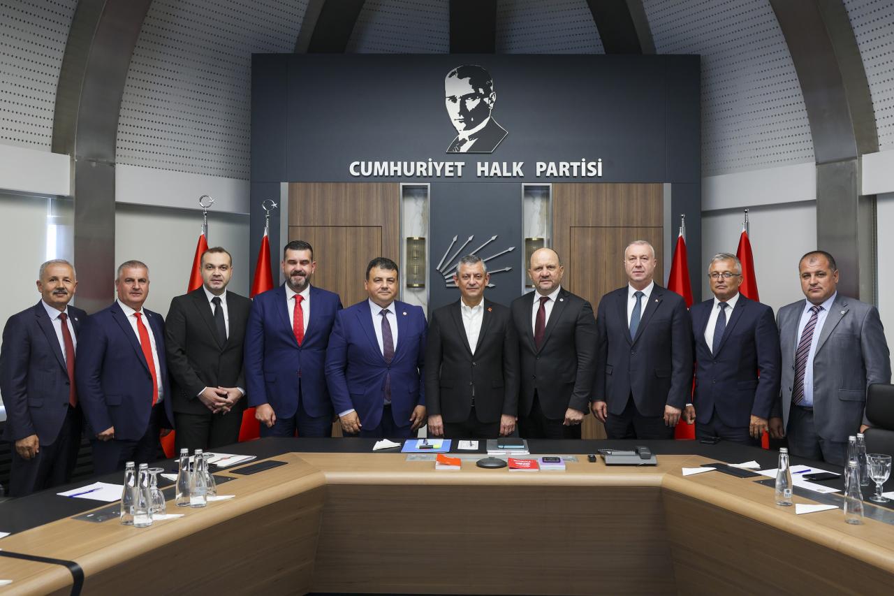 CHP Genel Başkanı Özgür Özel, Balkan Türkleri Göçmen ve Mülteci Dernekleri Federasyonu ile Bir Araya Geldi