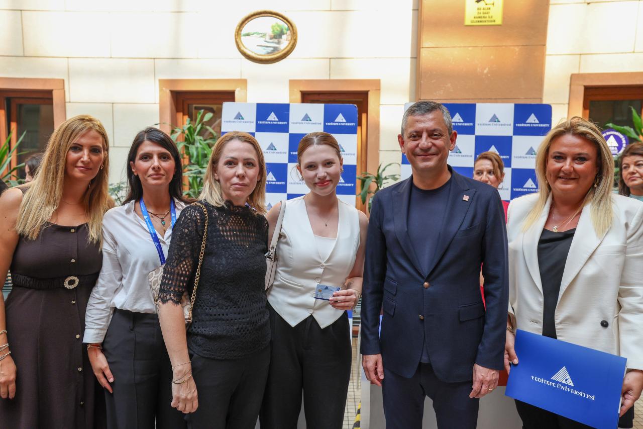 CHP Genel Başkanı Özgür Özel, Nehir Zeyrek'in Üniversite Kayıt İşlemine Eşlik Etti