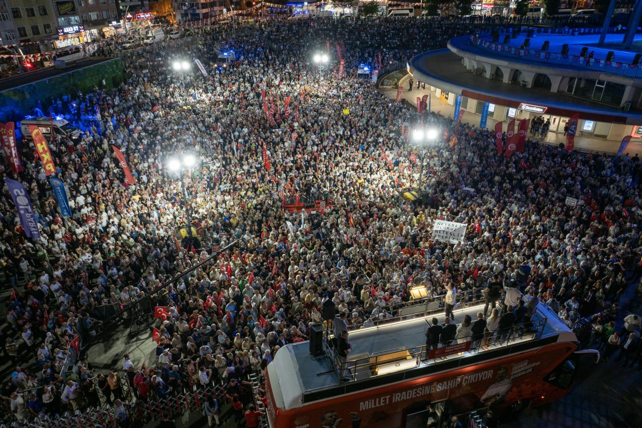 CHP Genel Başkanı Özgür Özel: “İki Özgür Size Diyoruz Ki ‘Toplanın Çocuklar, Kazanana Kadar Buradayız’”