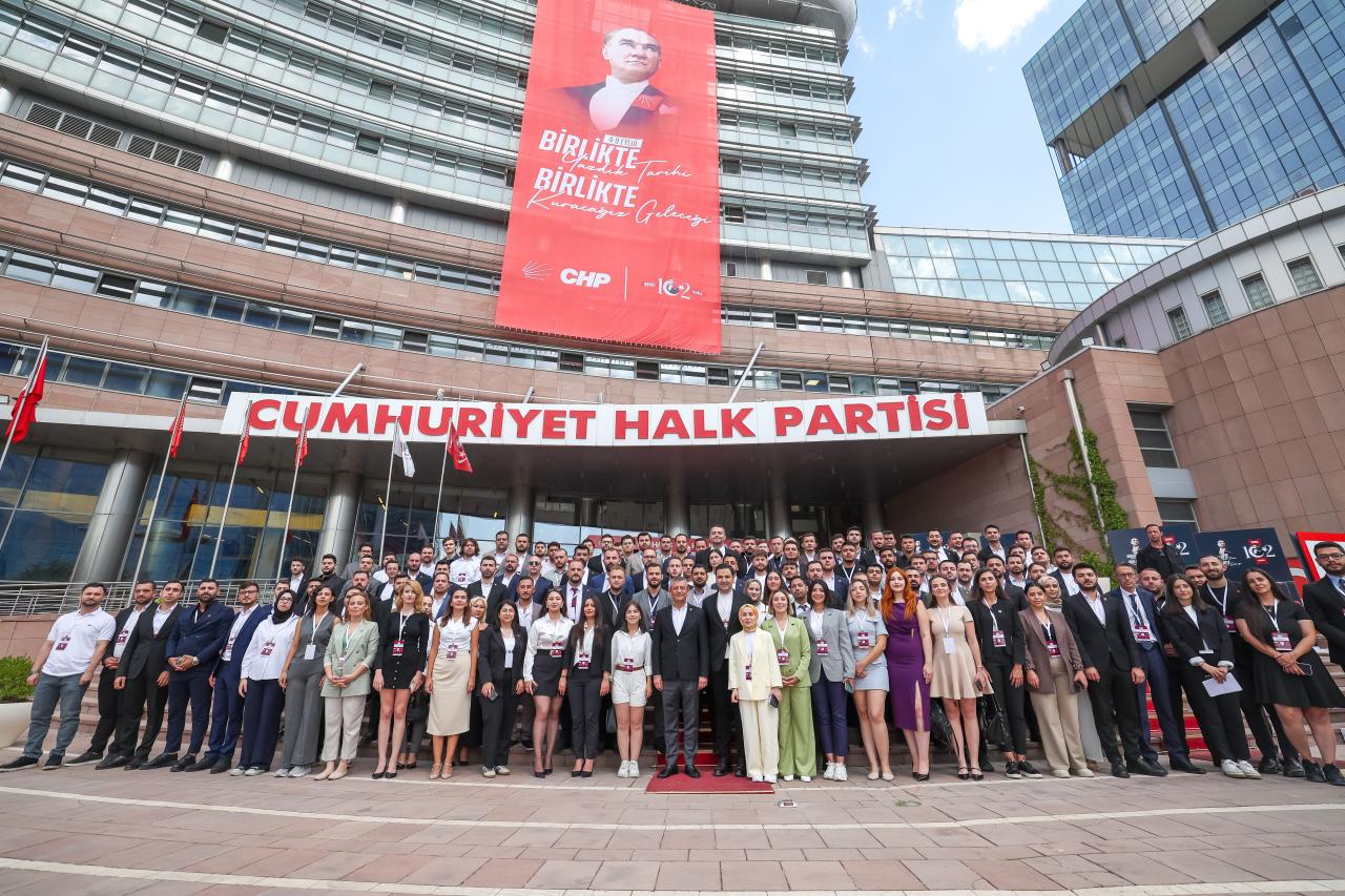 Cumhuriyet Halk Partisi Genel Başkanı Özgür Özel, Gençlerle Bir Araya Geldi