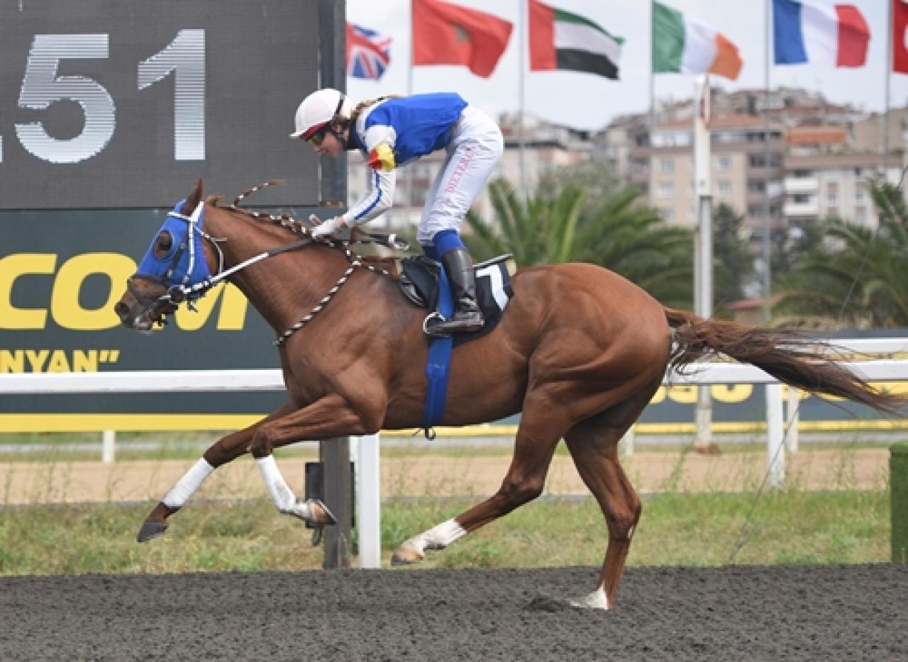 Eszter Jeles - FEGENTRI Amatör Kadın Binici Dünya Şampiyonası Koşusu’nu You Are Just Fine kazandı