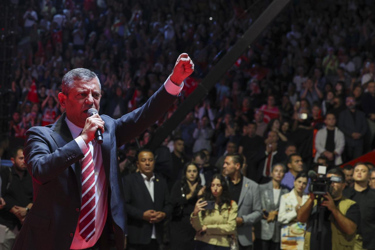 Cumhuriyet Halk Partisi Genel Başkanı Özgür Özel: “Baba Evimizi Polis Kuşatması Altına Alanlara Yazıklar Olsun”