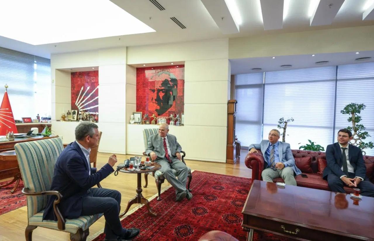 CHP Lideri Özgür Özel, Cumhuriyet’in Gündeme İlişkin Sorularını Yanıtladı: ‘CHP’yi Kayyuma Bırakmayız’