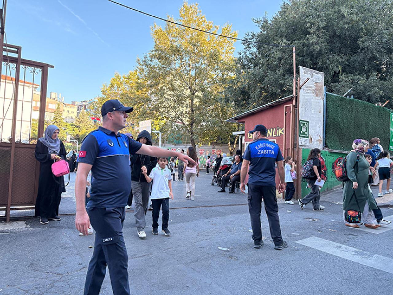 KÂĞITHANE’DE ÇOCUKLARIN GÜVENLİĞİ İÇİN OKUL ÖNLERİNDE SIKI DENETİM