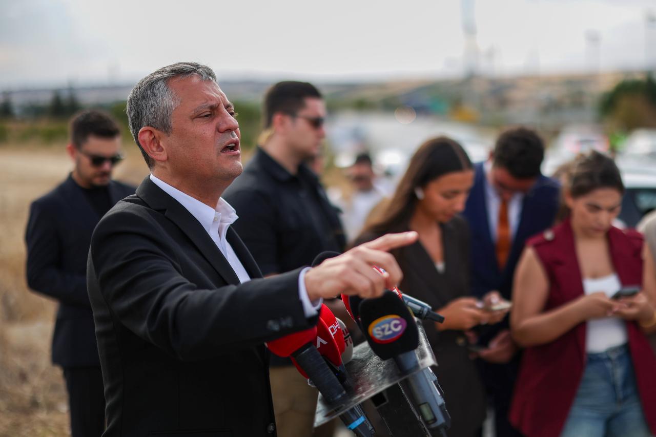 CHP Lideri Özgür Özel: “Bütün Anketlerde 50 Yıl Sonra Birinci Çıkıyorken, Moraller Bu Kadar Yüksekken Parti Küçülmez”