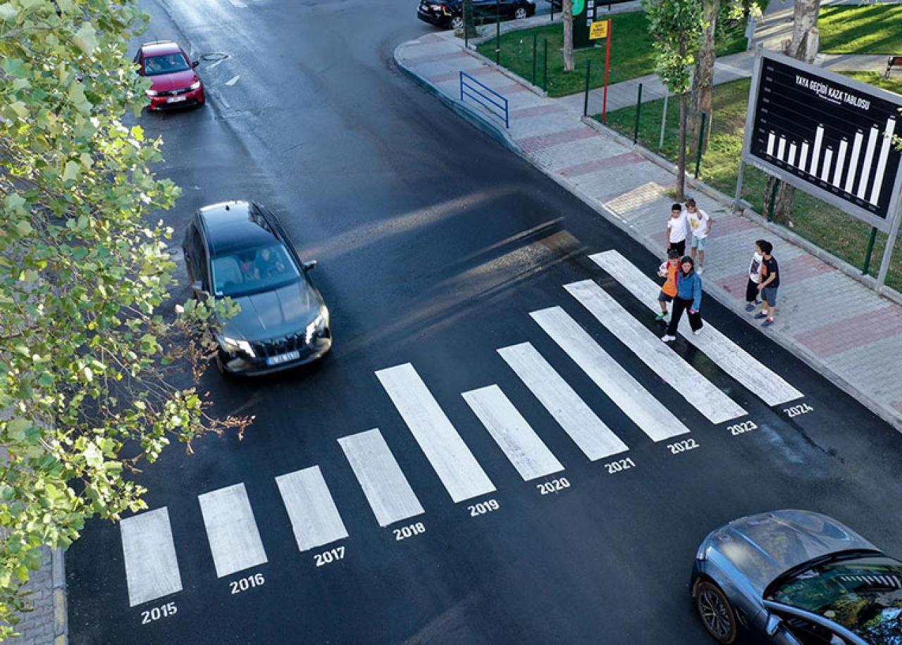 Tuzla Belediyesi’nden yaya güvenliği için farkındalık çalışması: Kaza istatistikleri asfalta yansıtıldı