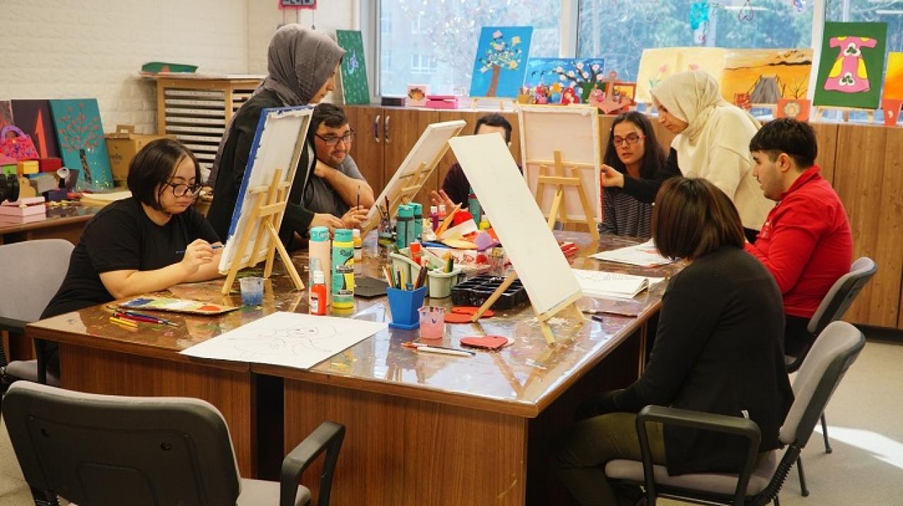 ENGELLİ BİREYLER KÂĞITHANE’DE HEM ÜRETİYOR HEM SOSYALLEŞİYOR