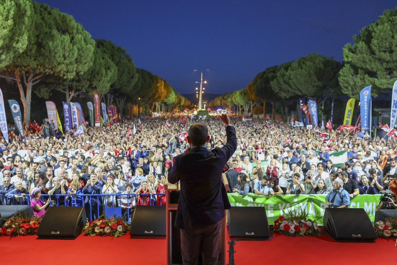 CHP Lideri Özel: “Geleceğimize ve Birlikteliğimize Savaş Açtılar; Buna Karşı Demokratik Direnme Hakkımızı Kullanıyoruz”
