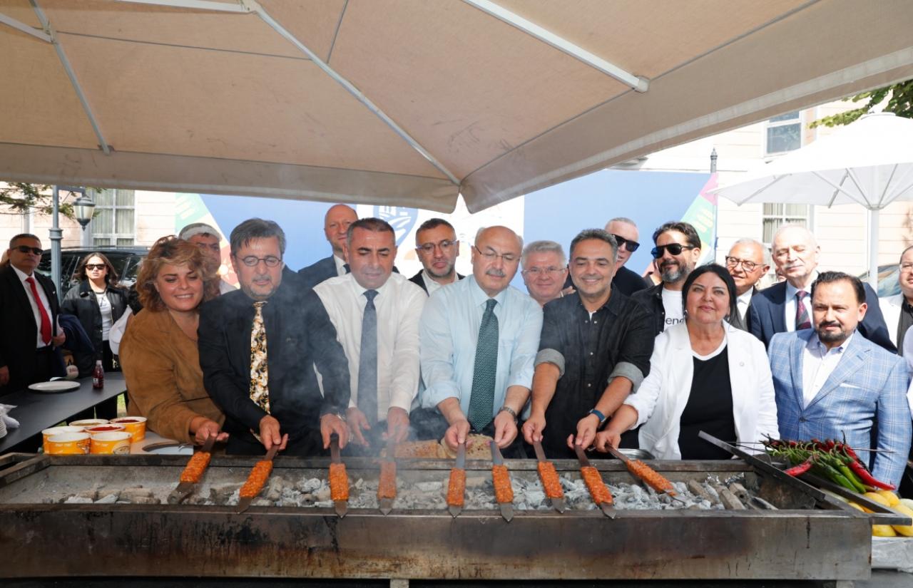 Güngör Geçer; “Zeydan Başkanımızın ‘Adana’ya Gelin, Ciğerimi Yiyin’ Sloganıyla Misafirlerimizi Lezzet Festivali’ne Davet Ediyoruz.”