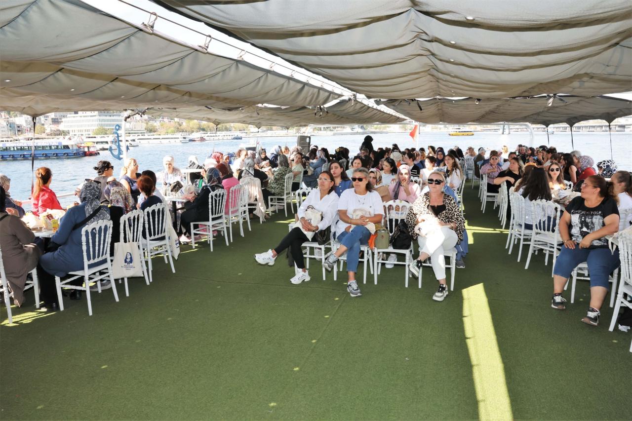 KÜÇÜKÇEKMECELİ KADINLAR İSTANBUL BOĞAZI'NDA