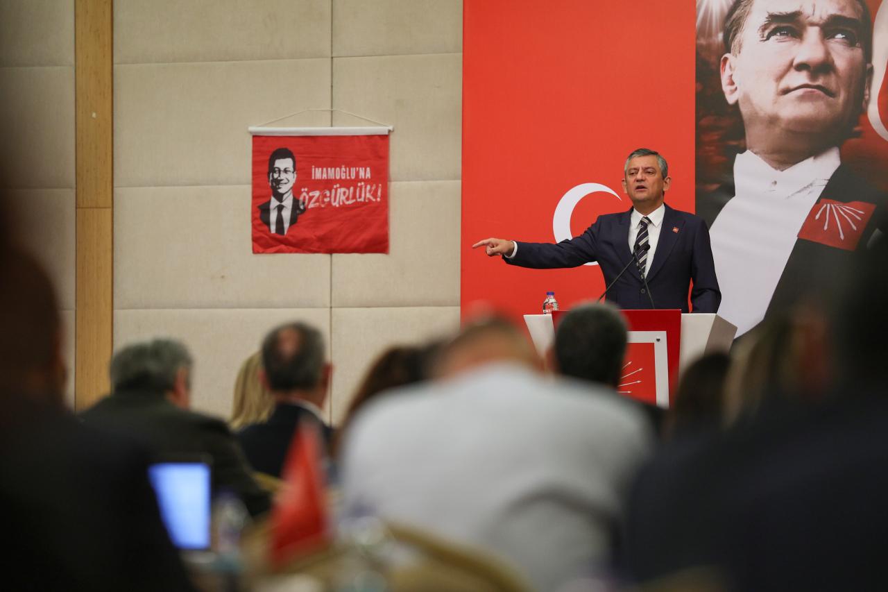 CHP Lideri Özgür Özel: “Ülkenin Yarınlarını Tek Adamın Alıp Kaçmasına, Demokrasiyi Götürmesine İzin Vermeyeceğiz”