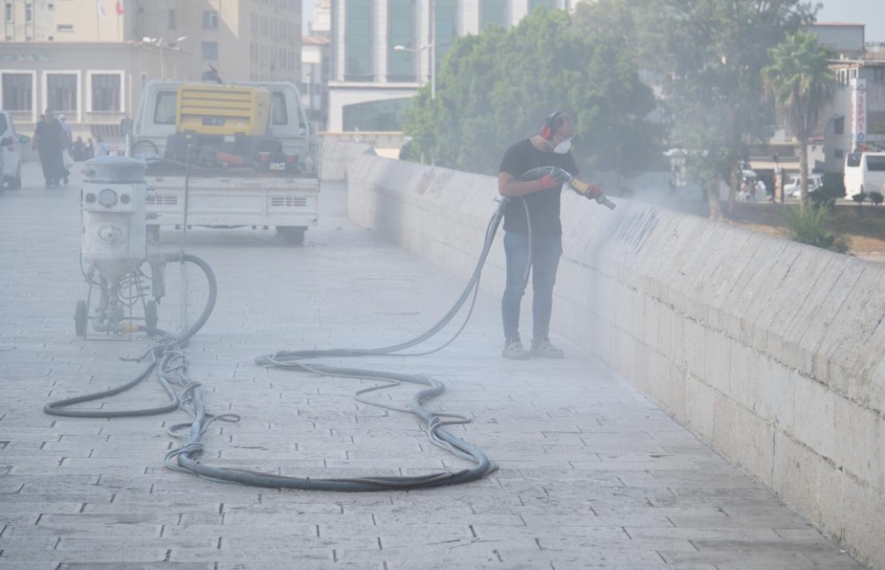 Tarihi Taşköprü’de Sprey Boya Temizliği